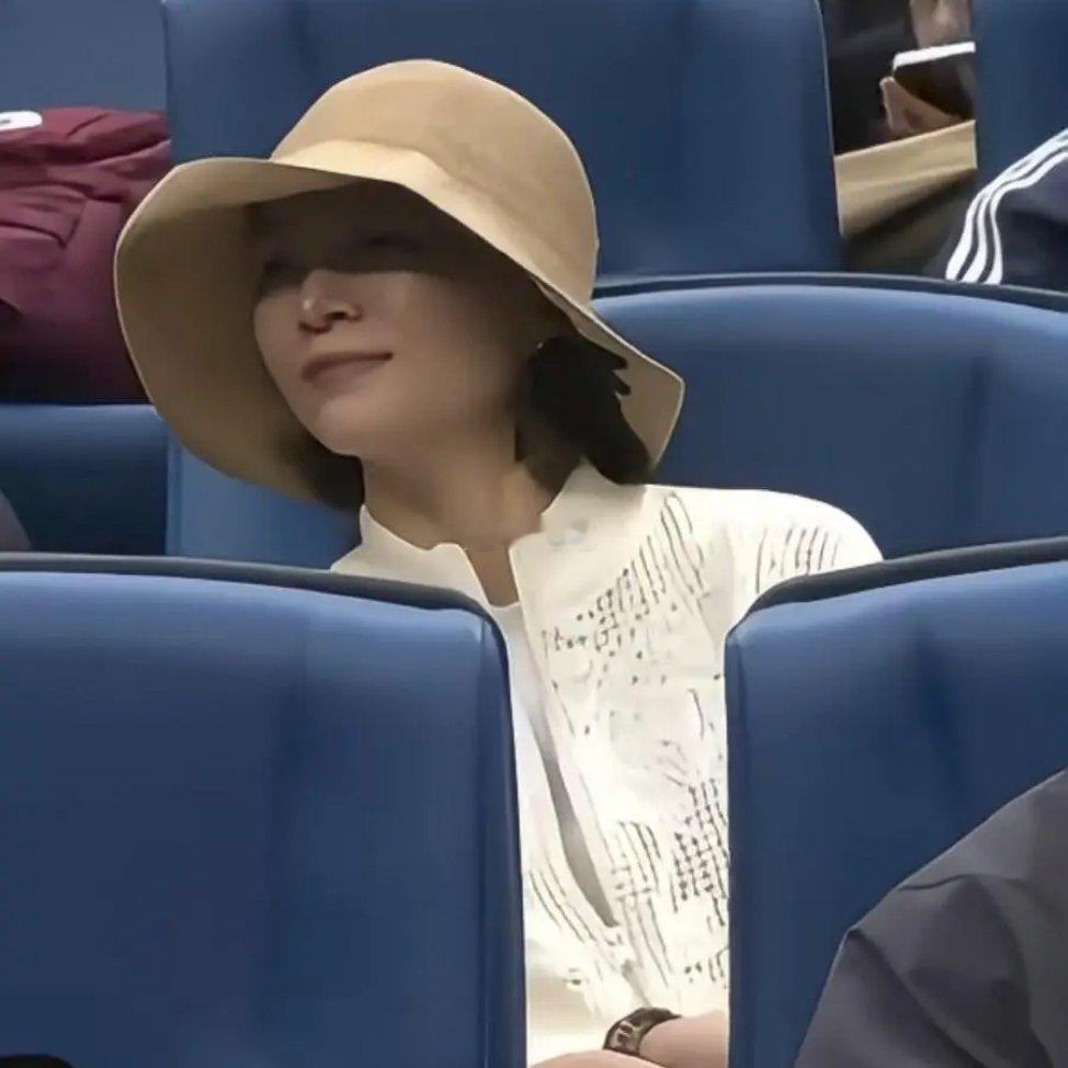 董卿素颜现身中网看郑钦文，一身高奢光毛衣就4万看来是彻底放下了[吃瓜]​