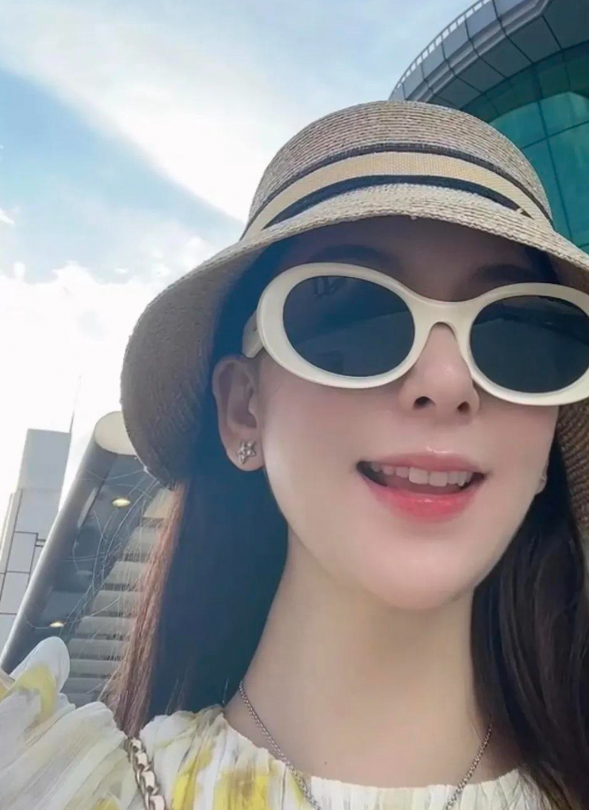 方媛三胎四个月，水桶裙巧妙遮孕肚，参观军营超开心！