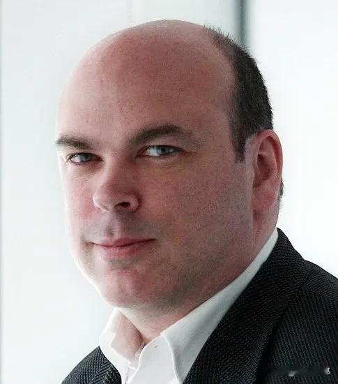 都说低端商战打官司，高端商战打枪战。但“英国的比尔·盖茨”迈克·林奇，跟惠普这一