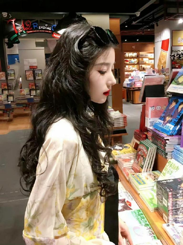 我算是发现了，男人的审美是不是都长在一条线上了？碎花裙+大波浪+书店氛围感，