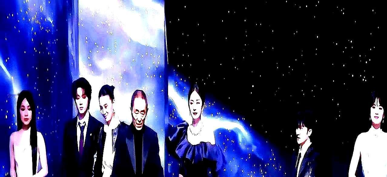 领衔主演又如何？张艺谋新片，杨幂直接掀了宋佳的桌子。红毯合影，堂堂大女主宋