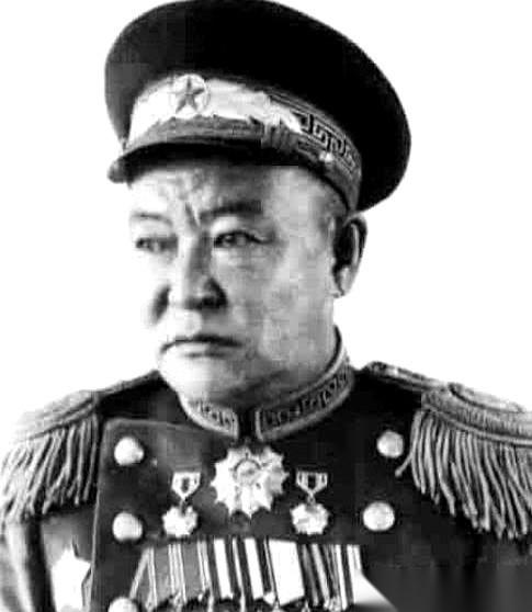 记住这张脸。胸前挂满勋章，看着挺威风是吧？就他，乔巴山。亲手把156万平方公