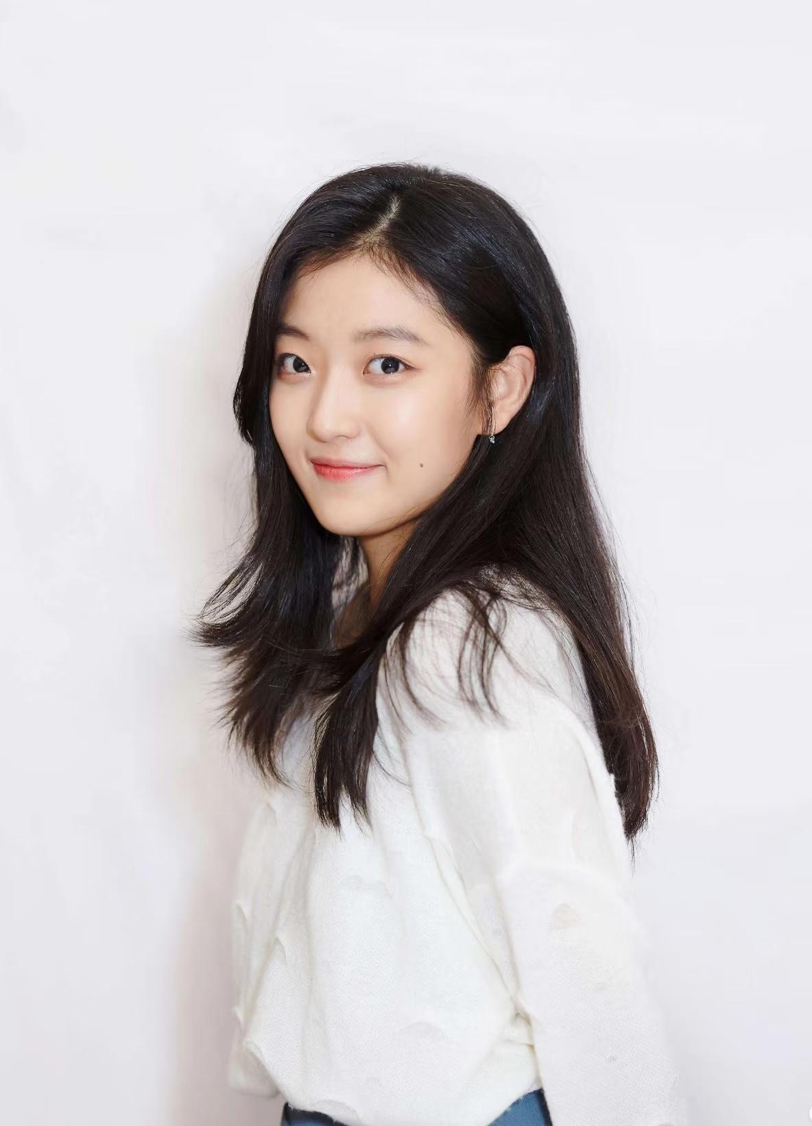 这姑娘脸上的痣，长在了最贵的位置。不是迷信。你仔细看她演戏就懂了，那点痣像会