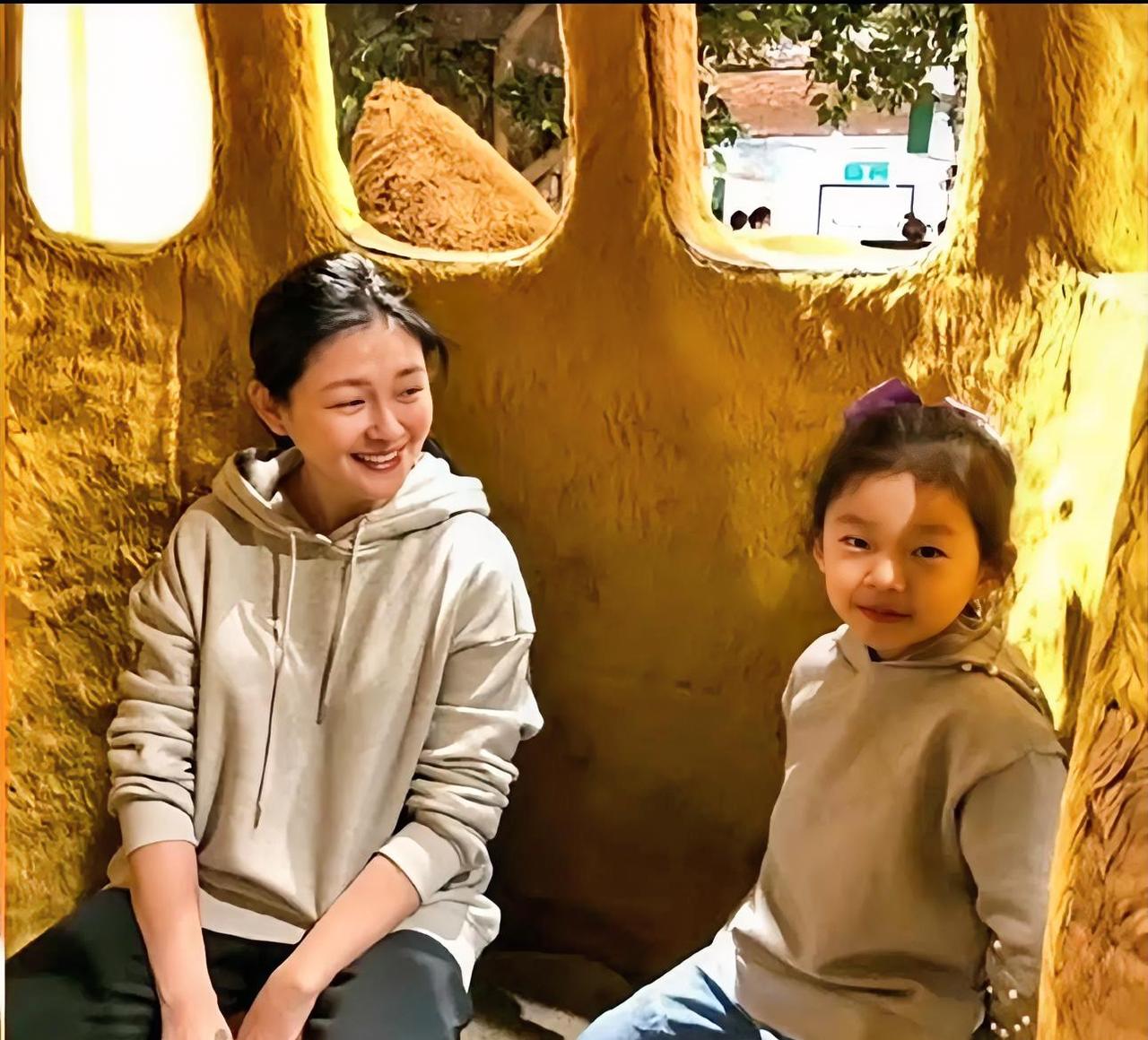 小玥儿发了张烟花照，一个字没写。你们逼的。她才12岁，已经摸透了这个世界的规