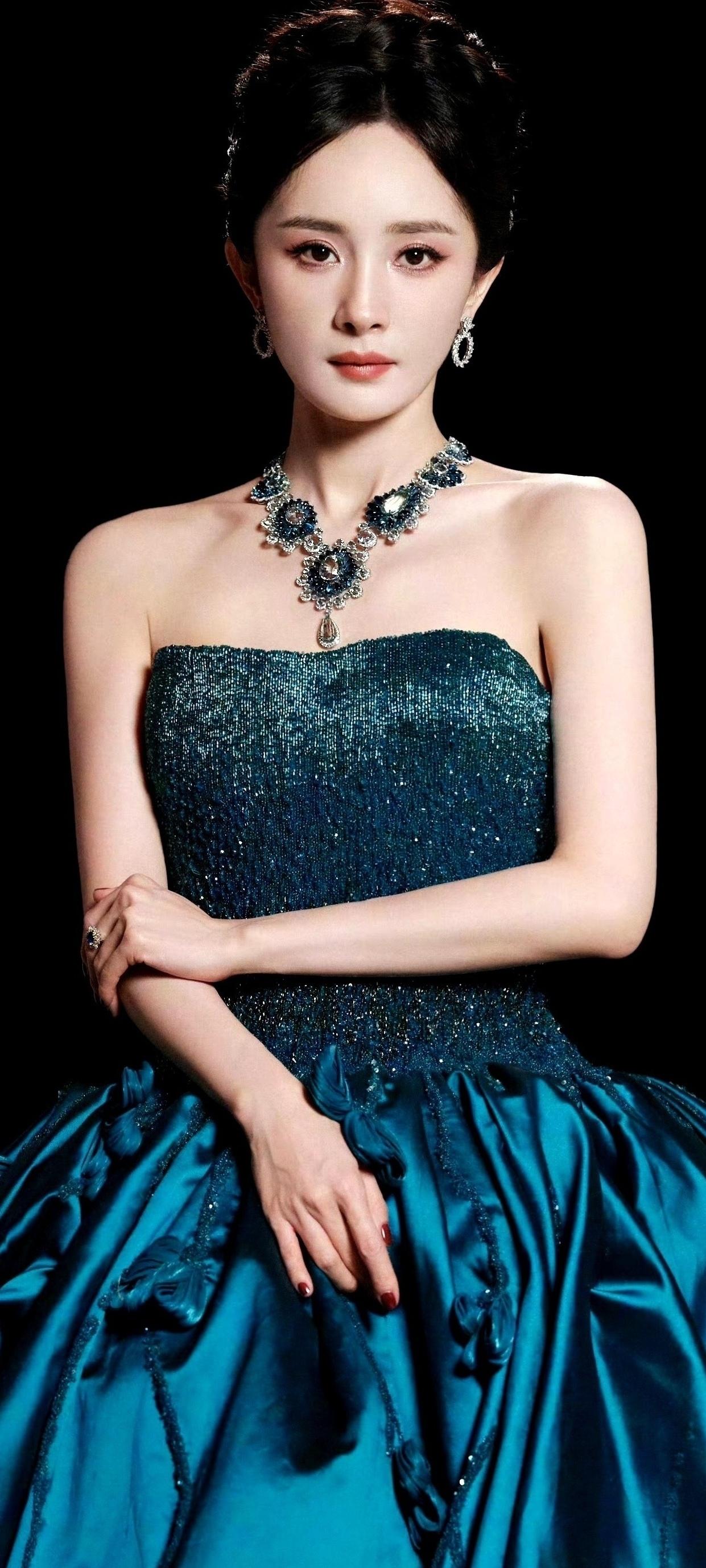 杨幂，优雅蓝裙，闪耀珠宝，气质女神淡雅蓝裙照杨幂好身材性感女神