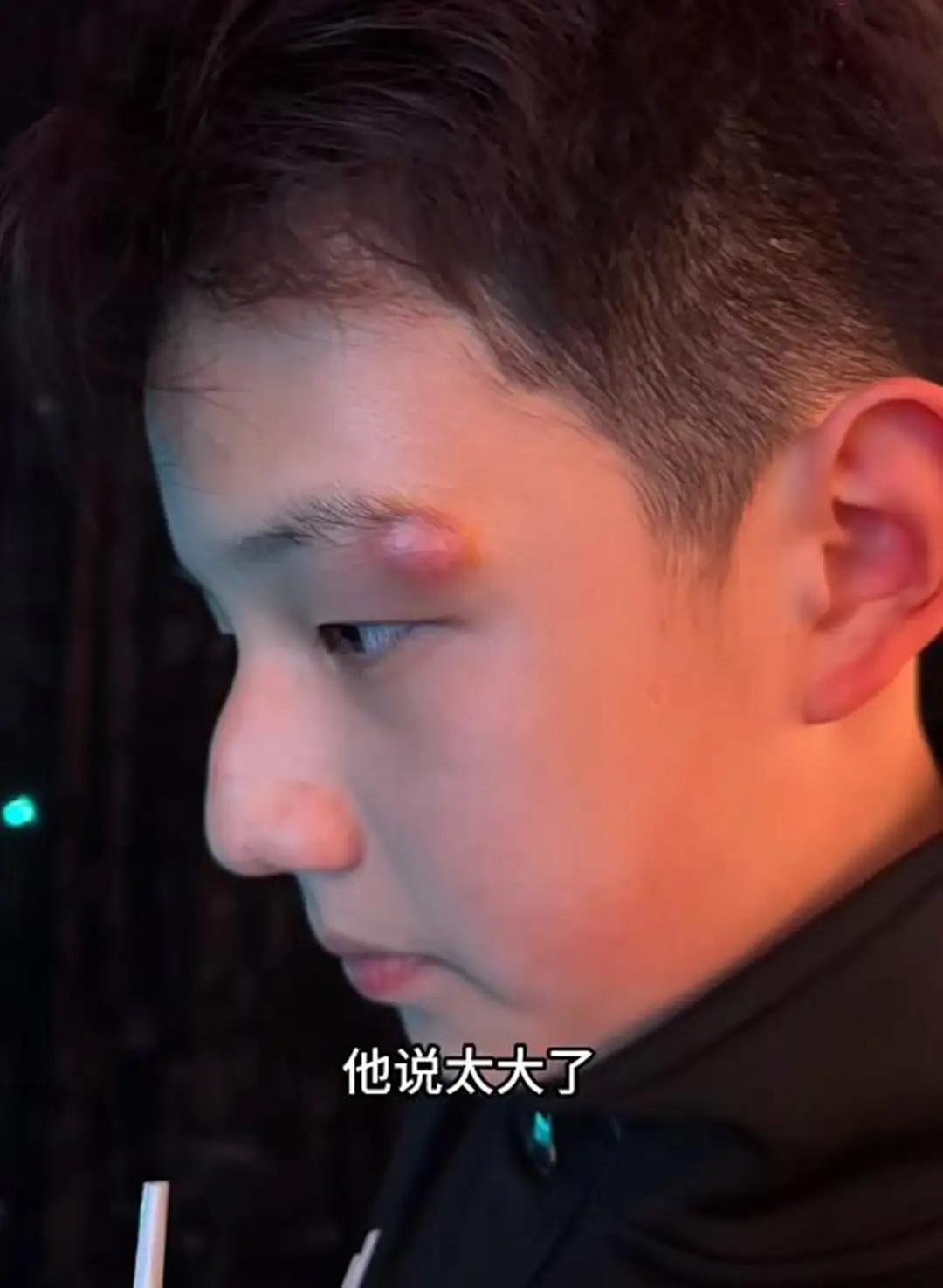 关凌的儿子姬关枪还长得多帅的。虽然眉尾处长了一个大包，还是挡不住他的帅气。不靠谱