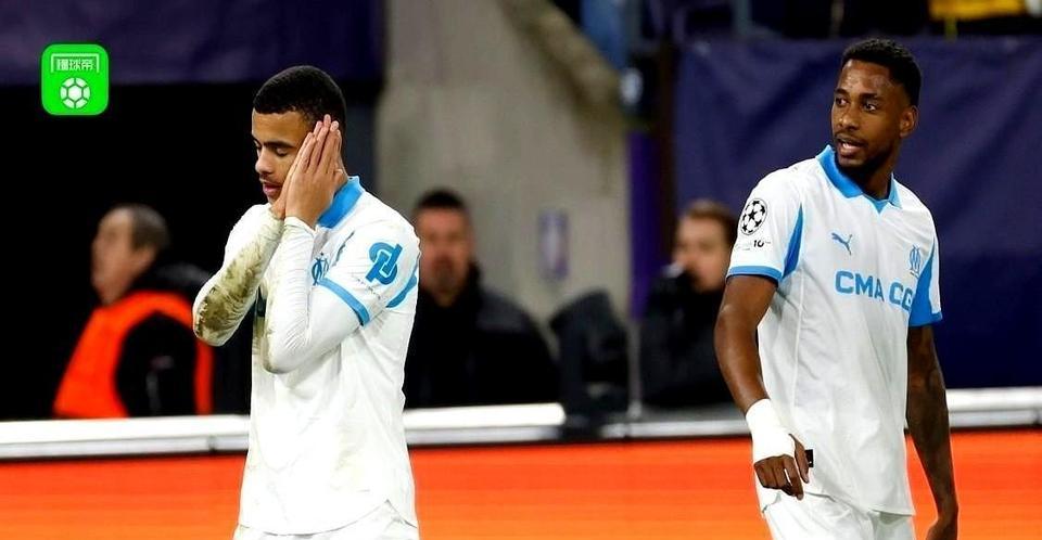 战术板画不出天才的走位。足球场上最昂贵的，永远是战术程序之外的那一秒。格林伍