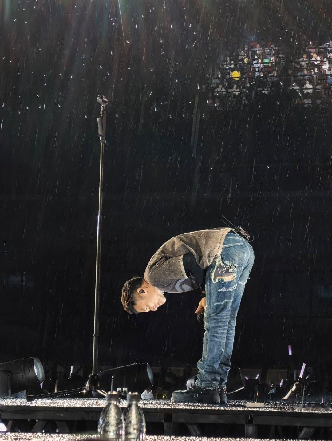 蝴蝶是谢霆锋的浪漫开关谢霆锋脱了1件还有3件你以为脱完了，他还有。蝴蝶不会掉，