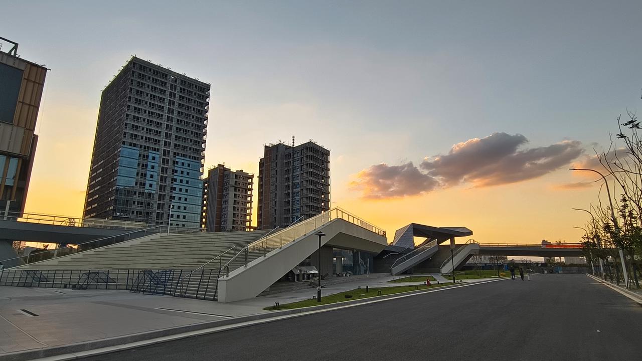 《风景这边独好-—南京上元门长江观景平台先睹记》日前，南京上元门长江观