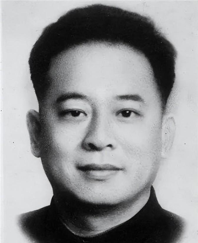 1967年的重庆，《红岩》的作者罗广斌跳楼身亡，然而14年后，公告指出：他根本就