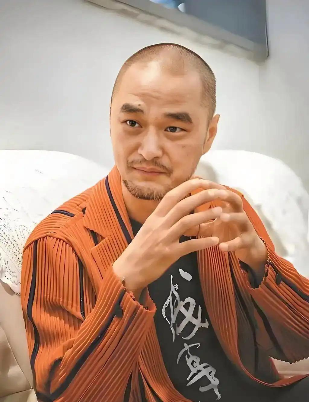 冯唐说：“只有穷人，才会痴迷技术；只有笨人，才会想着先把事做好。越是底层的人，处