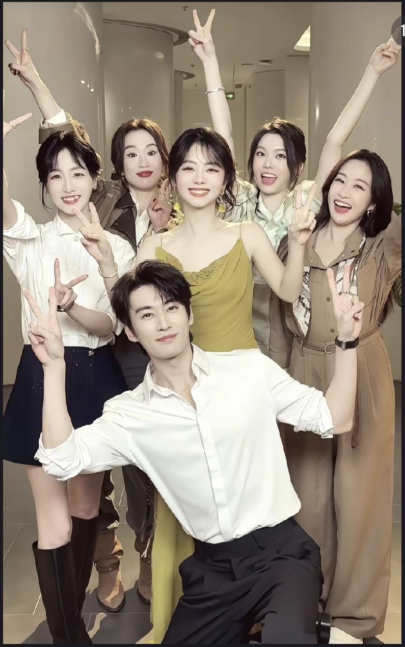 《兰香如故》全员换回现代装，真的男人是男人，女人是女人。刘学义除了瘦了点，还是