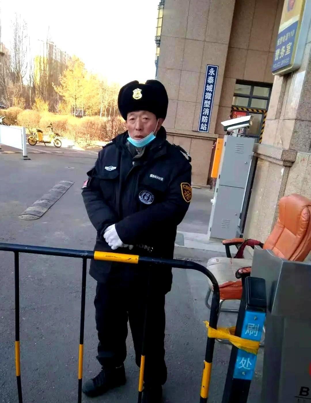 保安大叔六点起床，半夜还在巡逻，月入两千五，社保没着落。不是不想干，是能干的活