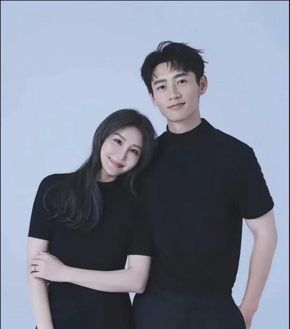 第一次见魏晨的老婆，没想到长的真漂亮，身材也好