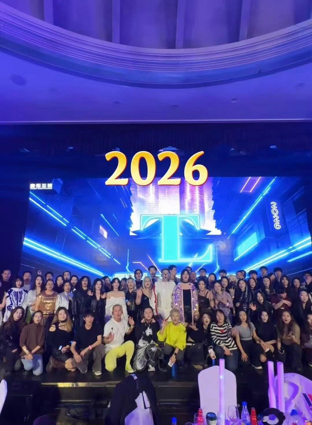 贾乃亮公司年会奖励万元红包贾乃亮公司年会也太实在了吧！不整花活就纯吃好喝好，红包