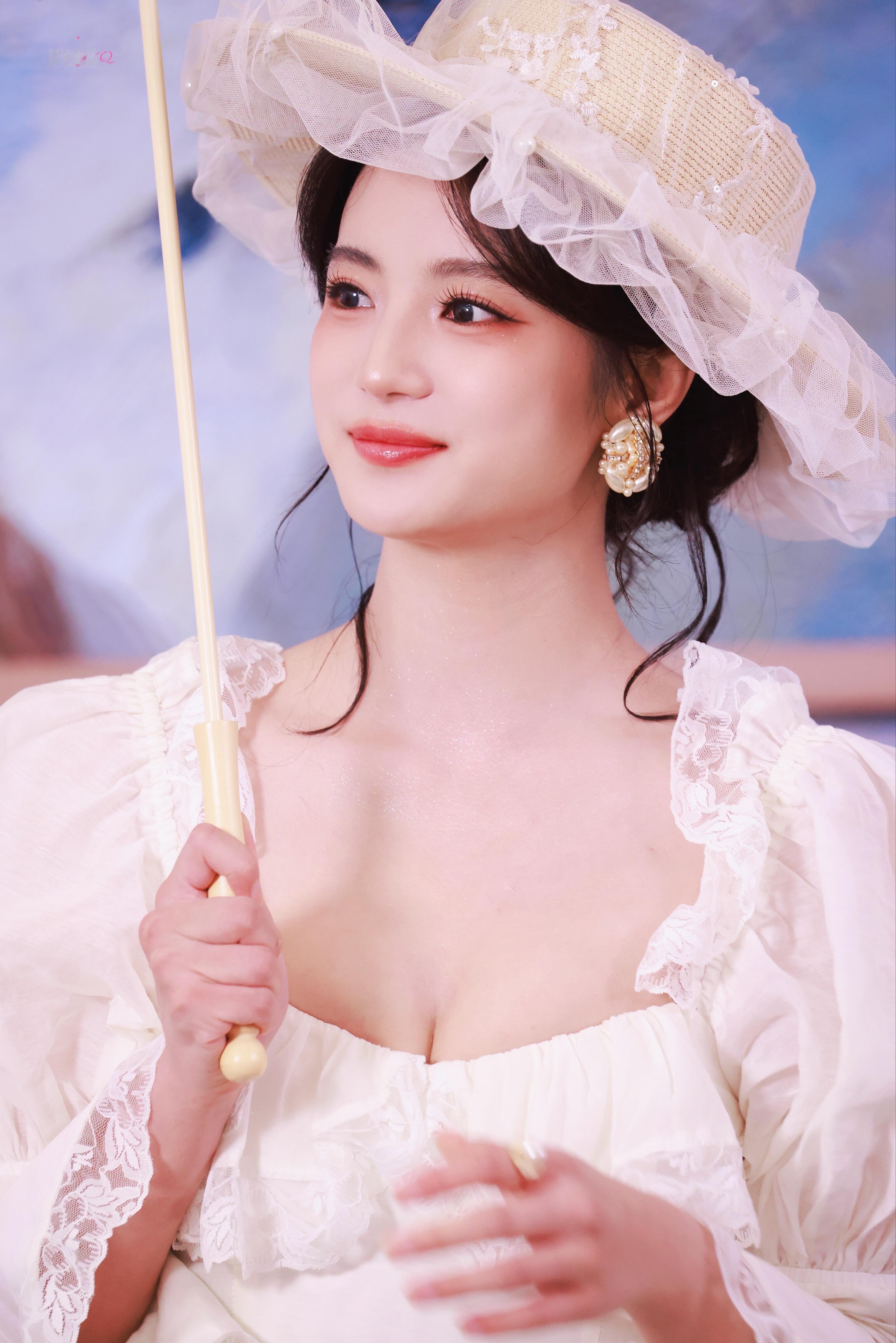 张雅钦，莫奈花园里的优雅女士，果然脸上略肉肉感的女生就是很合大众眼缘。​​​