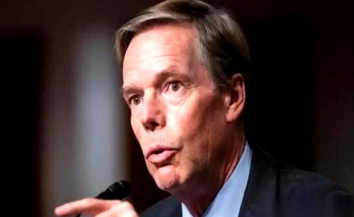 刚走的那位美国大使，人走了，话还带着刺儿。他说，我们中国吧，想当一个受人尊敬的