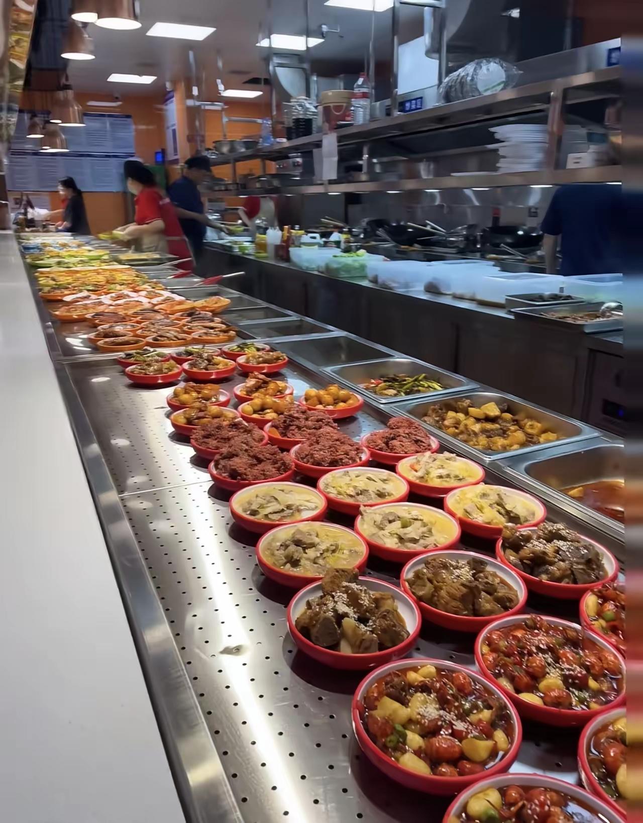 楼下的社区食堂开业了，王阿姨充了2500块的卡。我去蹭了顿饭，回来心里挺不是滋味