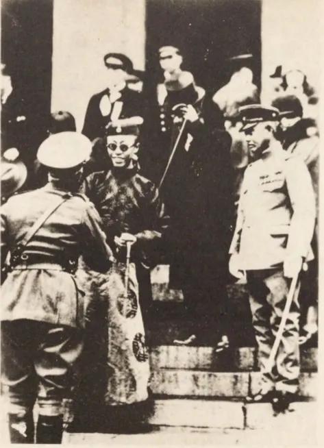 1932年长春，伪满洲国的皇宫，溥仪接见日本军官，此时的他已经沦为日本侵略中国的
