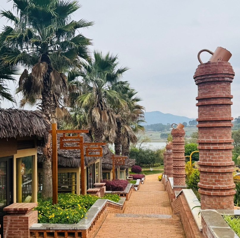 我同学夫妻俩花了10来万块钱去欧洲旅游，回来后说再也不想出国旅游了！我同学说