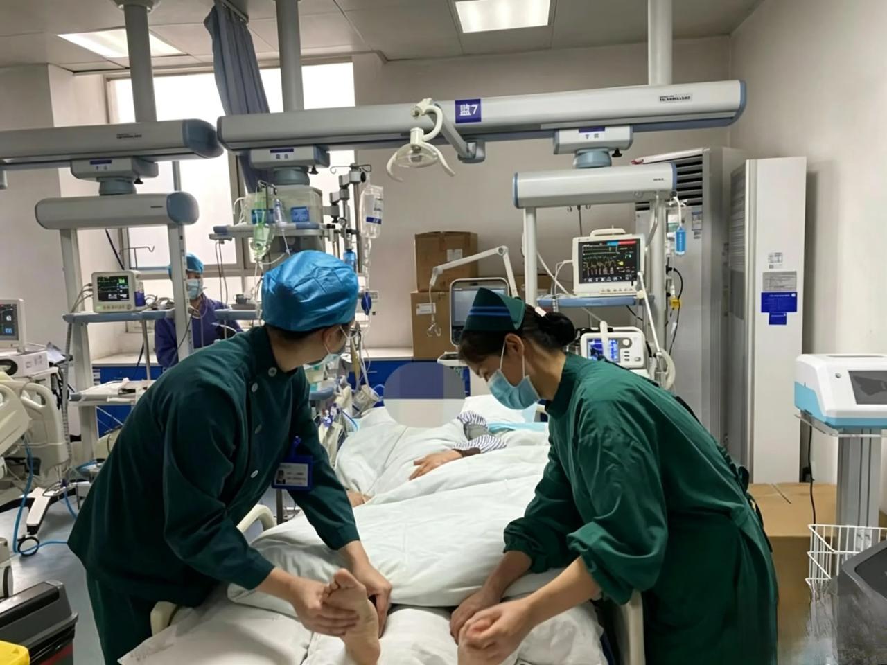 小伙为养生戒饮料常喝鲜榨果汁，暴瘦20斤后，竟住进ICU不少人认为调养肥胖身体