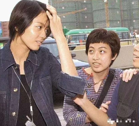 1999年10月4日，19岁的甘比还是个入行不到一年的新人娱记，她和一帮娱记一起