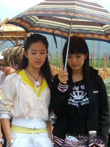 在那个不p图的年代，刘亦菲和杨幂就算穿着运动服，也都是实打实的原生美人。