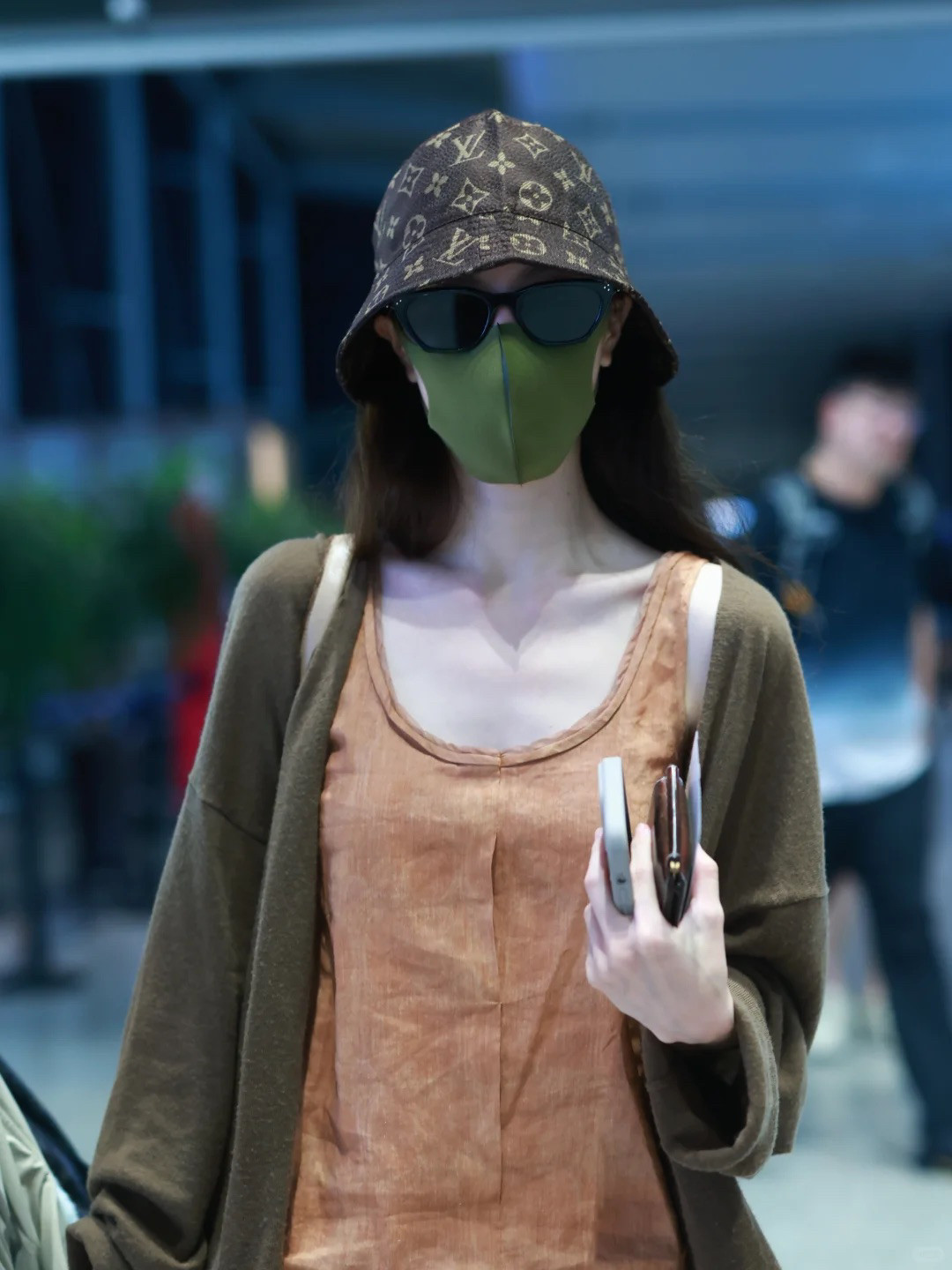 钟楚曦文艺感街拍超好看！这一组有点流浪风的感觉，衣服颜色以棕咖和军绿色为主，而且单品都是松垮肥大的，
