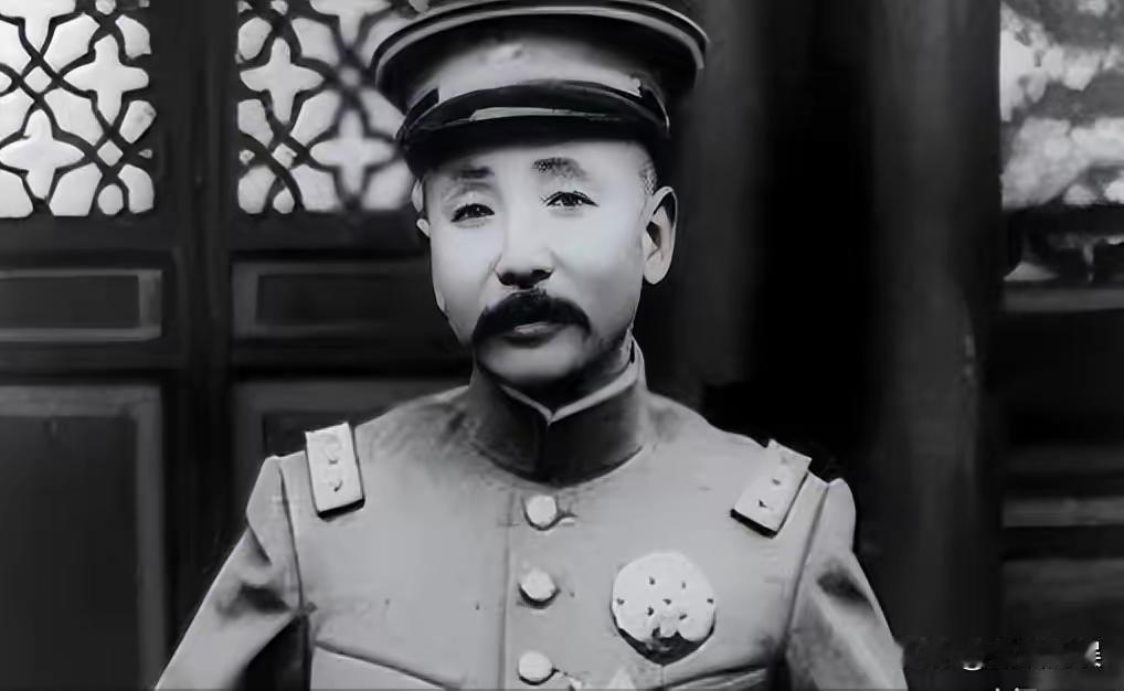 张作霖路过一个修鞋摊，见鞋匠干活慢，抬脚就踢了一下。鞋匠反手就给了他一巴掌，骂道