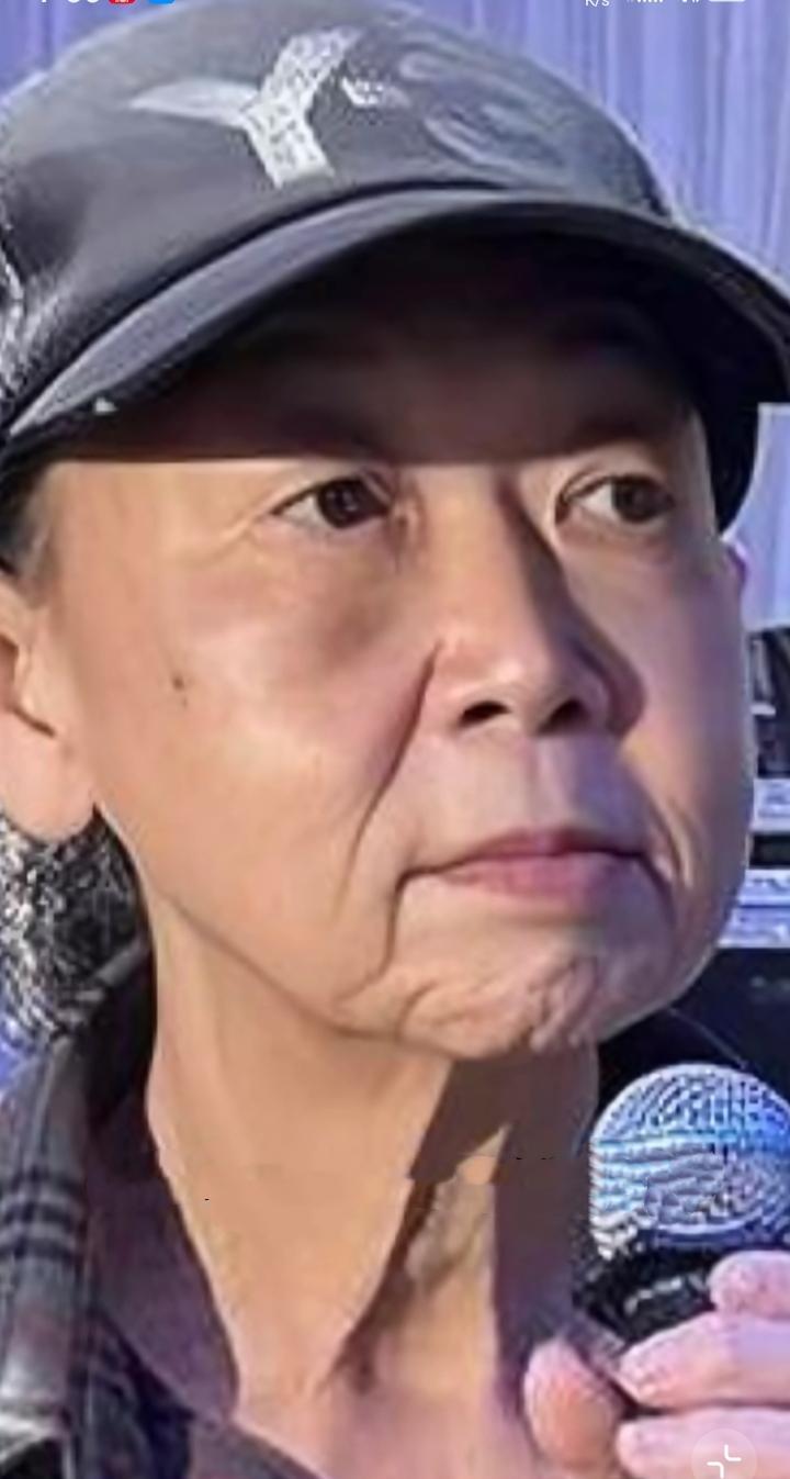 别再猜了。71岁的朱咪咪，两年瘦20斤，瘦出“树根颈”，不是生病，恰恰是她对自己