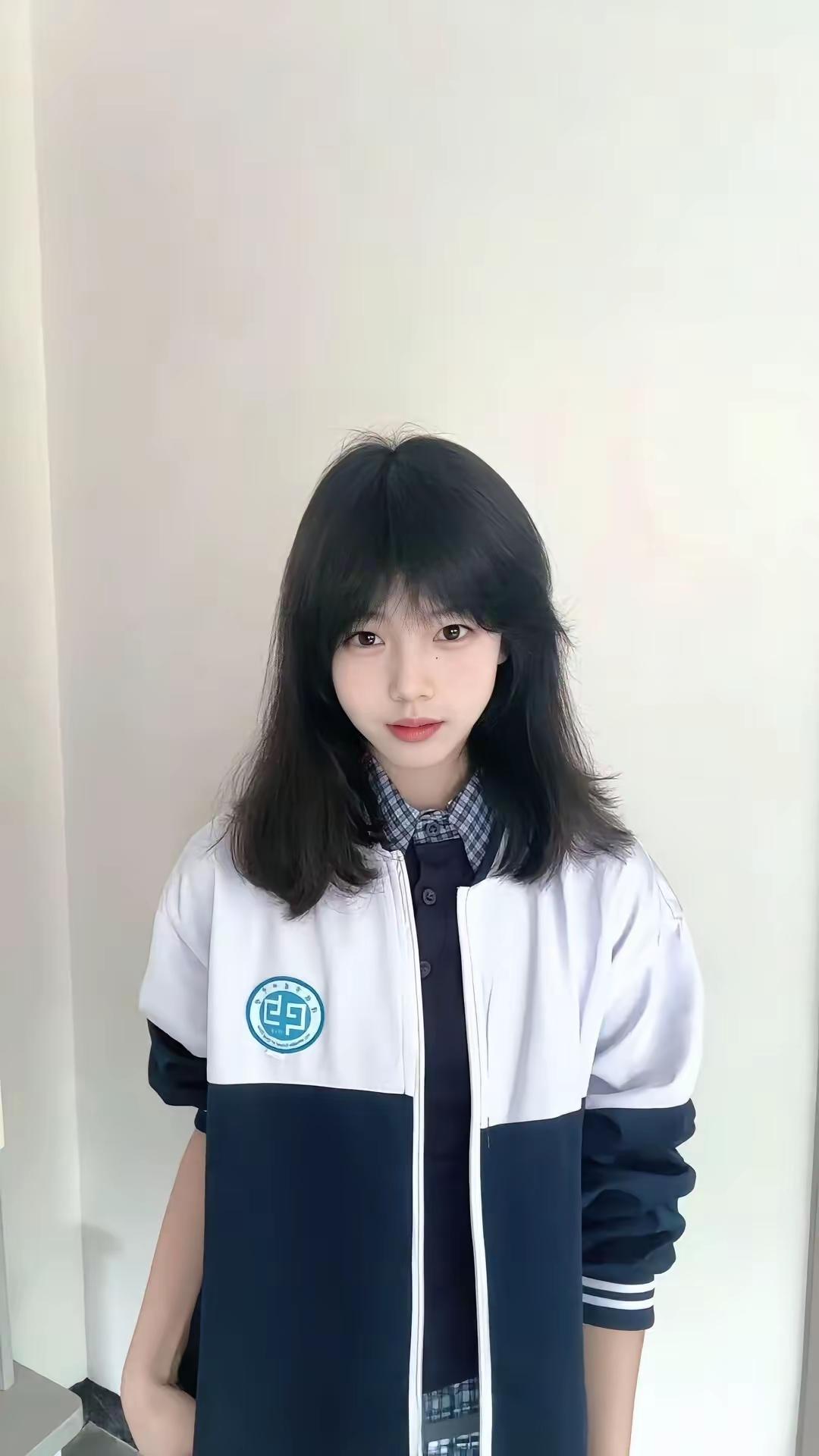 这姑娘穿着校服，看着挺乖的。清纯校服少女白衬衣校服清纯校服风甜美校服