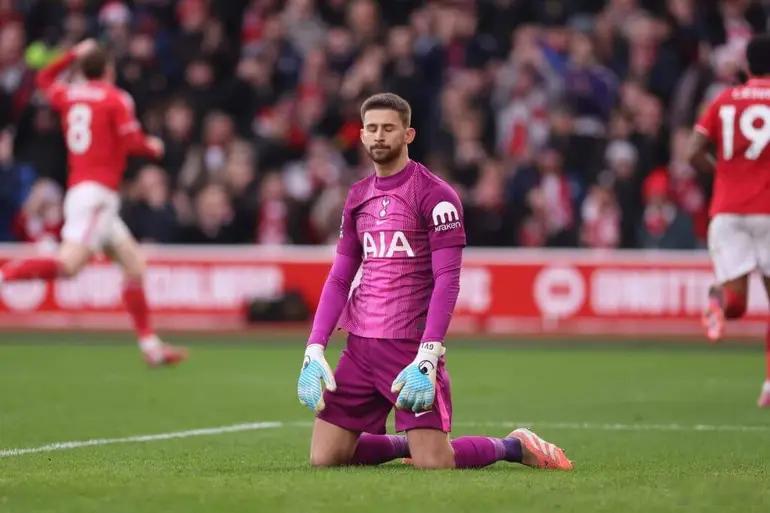 热刺维卡里奥的这个姿势和表情，跟我周日失球后的表情差不多，责备自己，也很无奈。