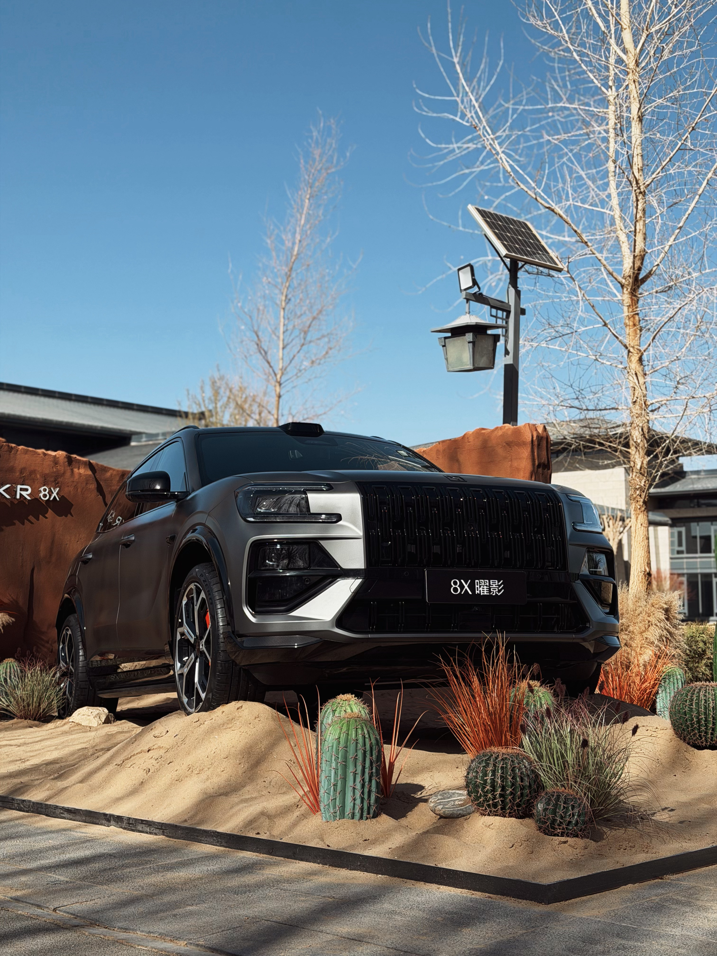 来敦煌试驾极氪8X。预售价37.68万起，897马力。曜影51.68万，1400