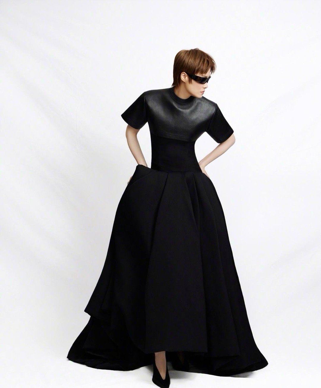 虽然李宇春穿过无数次裙子，但有时看着就是很变扭…