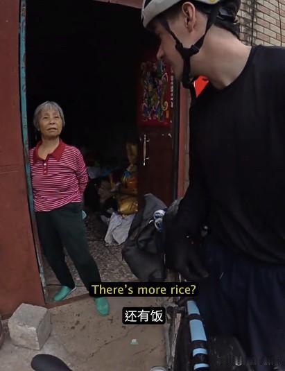 广西奶奶招待迷路的美国人吃饭，我看了下奶奶做的菜，顿时明白了，这位奶奶……