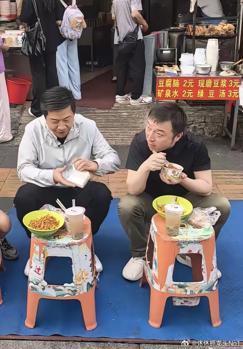 57岁雷军现身武汉一间平价小店吃早餐，他点了一碗热干面，坐在路边的小板凳上，大口