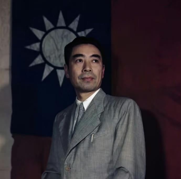 1937年，几个东北军军官枪杀了王以哲，带着枪闯进周恩来的办公室。周恩来“嚯”地