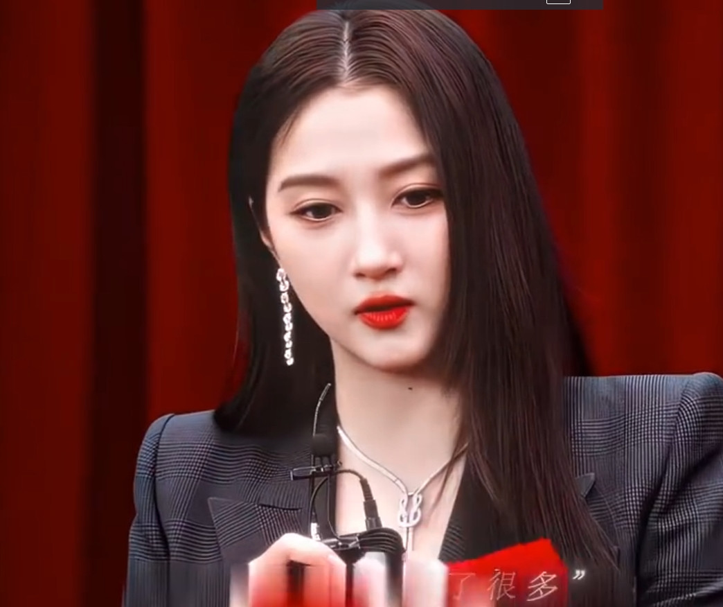 我好像搞明白​为什么关晓彤资源不错，但就是火不起来了​之前我也不懂，关晓彤的