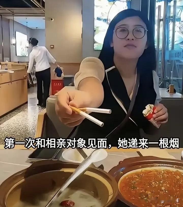 现在相亲怎么搞得像猜谜语一样呢。广东一名28岁小伙子，熟人介绍认识一个相亲女
