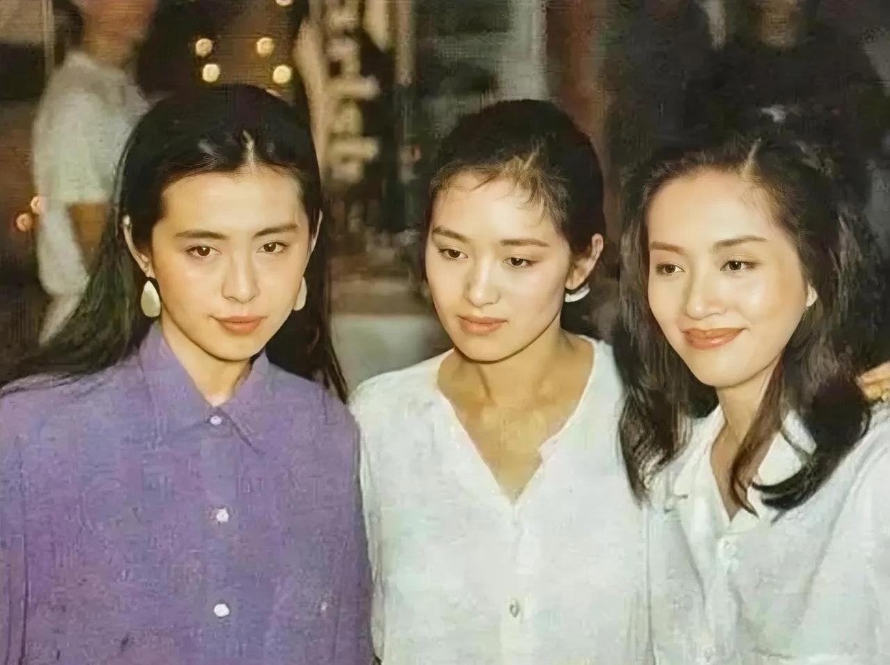 这是一张90年代三位美女演员的珍贵合影。巩俐、王祖贤、梅艳芳站在一起，一个比一个