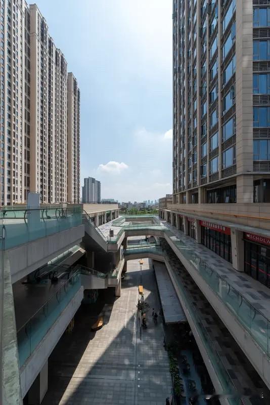 近日，深圳龙华一住宅小区楼下的商业裙楼被曝要改成酒店，停车场也被划走了一部分给商