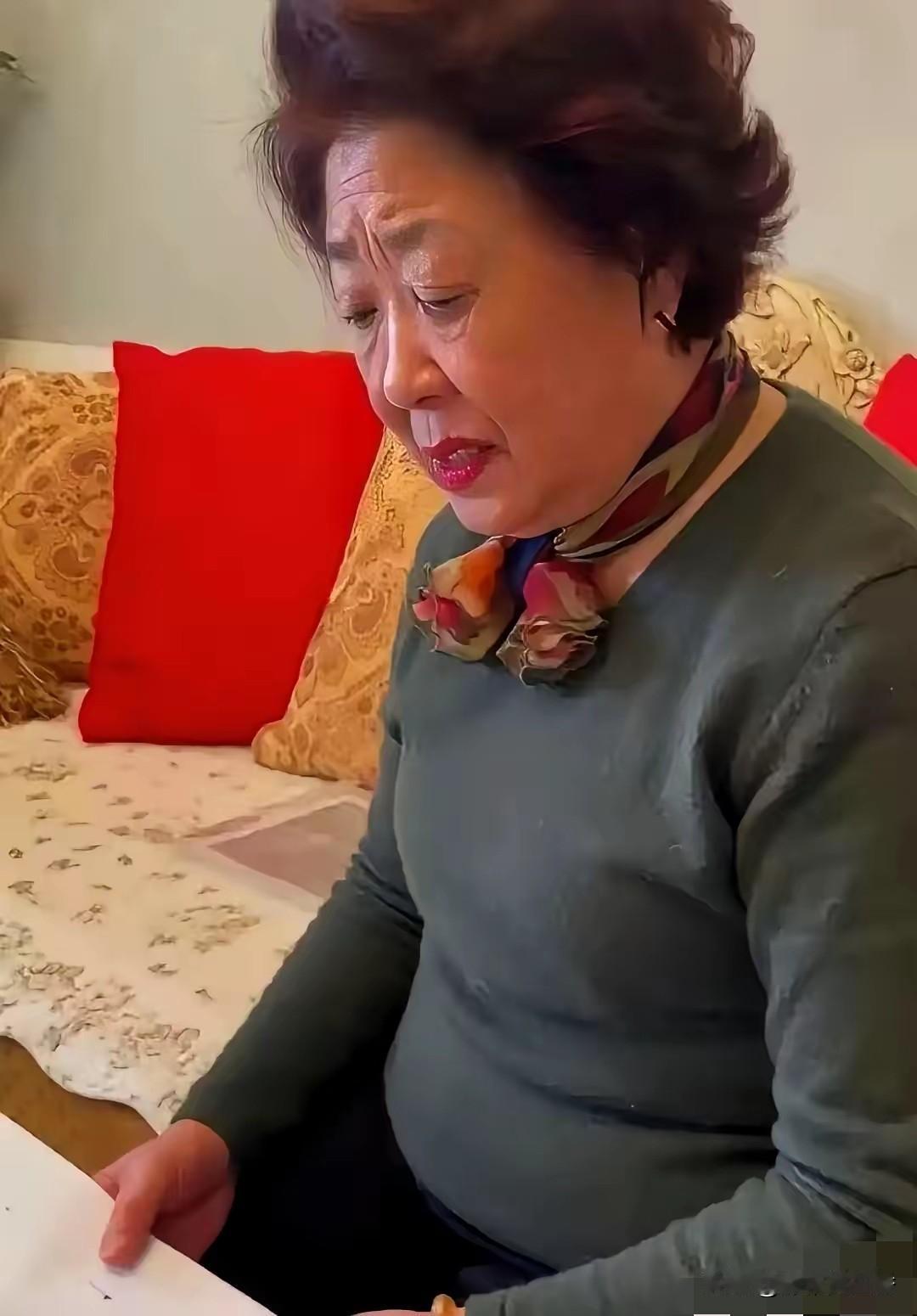 庞叔令今天在香港突然丢下一颗炸弹，说祖辈庞莱臣捐给南京博物院的半部《东方大国书画