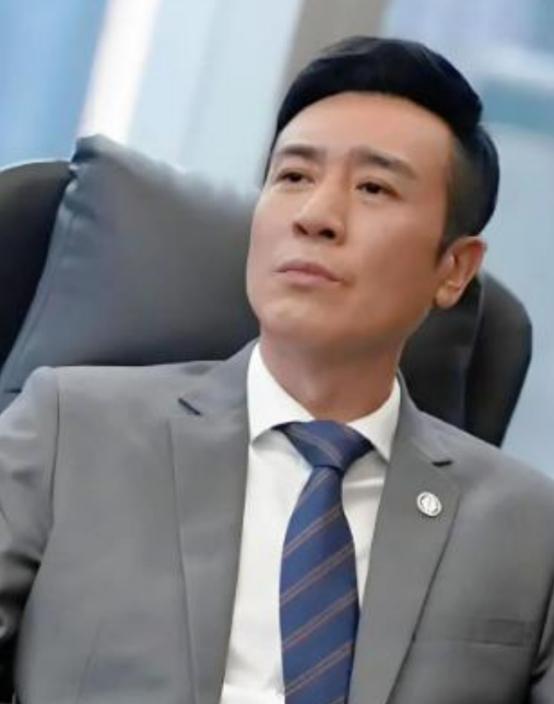 张艺谋说：于和伟是我见过“最不会演戏”的演员。别的演员在镜头前“表演”，他在镜头