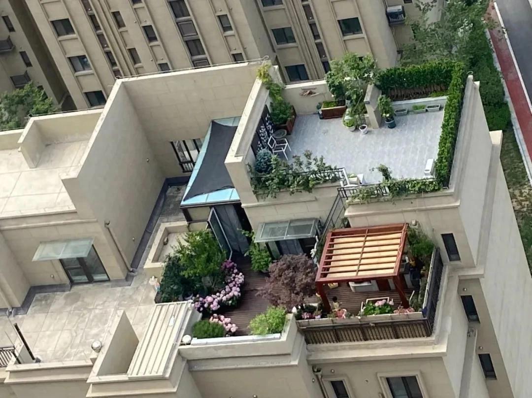 我表哥前年买房，手里钱不多，看来看去选了顶楼，比中间楼层便宜了十几万。亲戚们知道