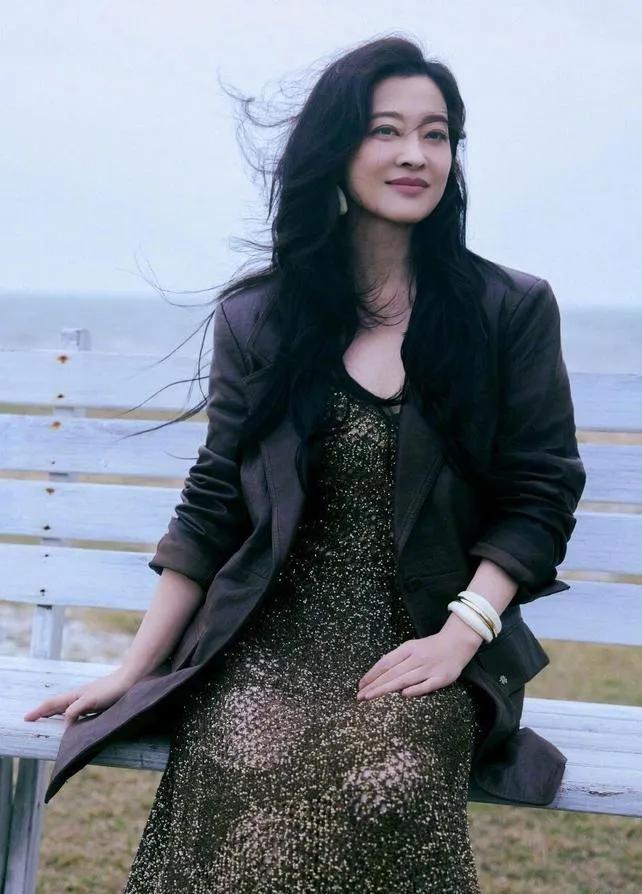 ✨梅婷，中年女性穿搭的天花板！深棕西装+鎏金亮片裙，高级感直接拉满💯刚柔并