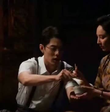 肖战郑希怡同框路透，男主和他妈妈画面很温馨