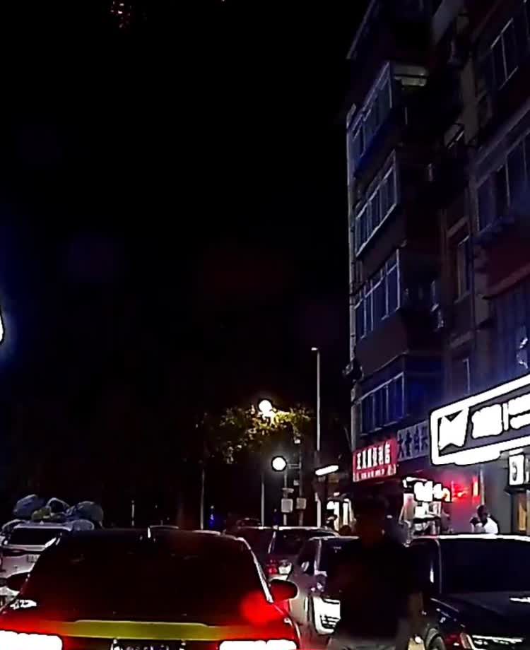 “让人恨的牙痒痒！”辽宁沈阳，一名男子站在路边，看到有辆车在跟前驶过，他主动将脚