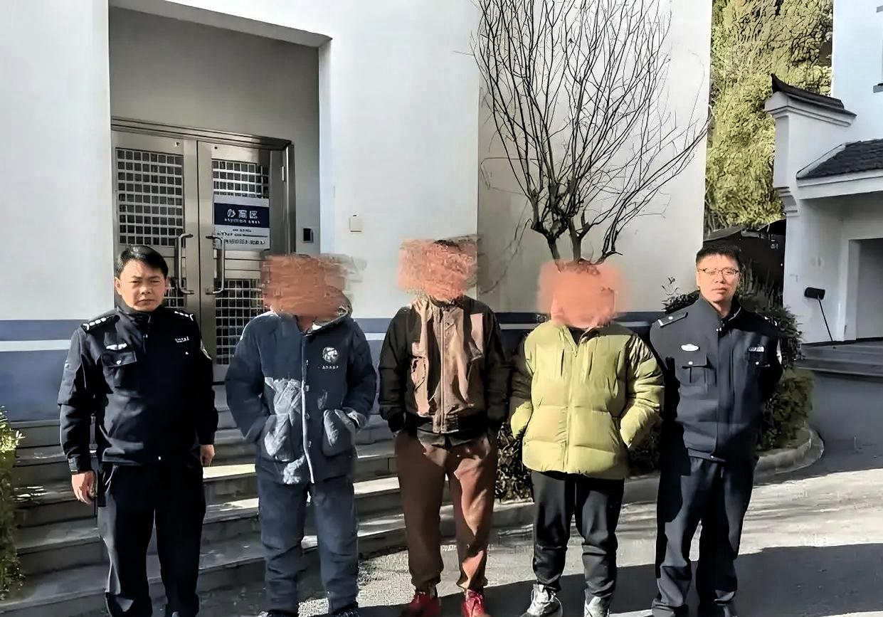 跟大家分享一个笑话，说有三个男子组团去偷白萝卜，偷了有足足300斤萝卜结果警