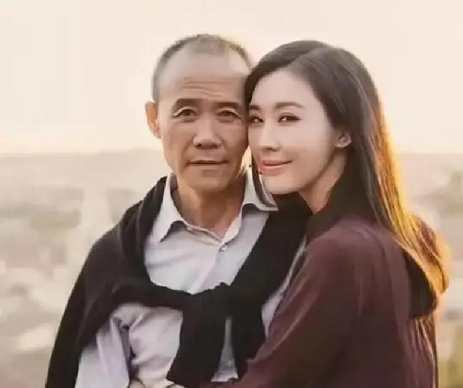 64岁再婚，被骂上热搜老王头64岁再娶，照片里笑得像18岁。网友扒出新娘小