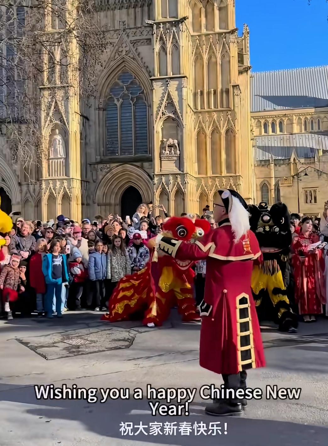 海外一些城市也在庆祝新春佳节，其中，英国的约克城街头这一幕，还是非常可以的！